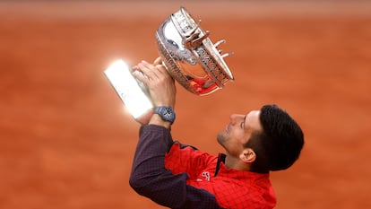 Novak Djokovic levanta el trofeo tras ganar Roland Garros.