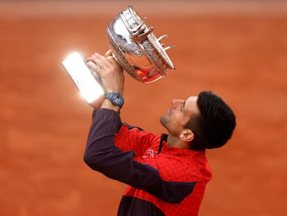 Djokovic alza la Copa de los Mosqueteros, este domingo en la Philippe Chatrier de París.