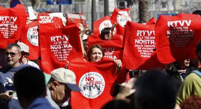 Trabajadores de RTVV protestan durante la 'mascletá' con chalecos rojos