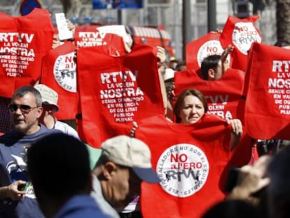 Trabajadores de RTVV protestan durante la &#039;masclet&aacute;&#039; con chalecos rojos