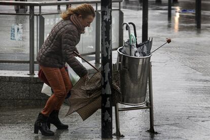 Les papereres són el final de trajecte de molts paraigües que han dit prou.