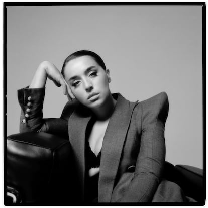 “Tenía claro que iba a triunfar”, asegura Lola Índigo. En la fotografía, luce chaqueta de Balmain y sujetador y falda de Dolce & Gabbana.