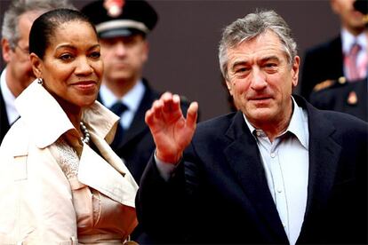 El actor estadounidense Robert De Niro, acompañado de su mujer Grace Hightowe, saluda a su llegada al auditorio de Roma.