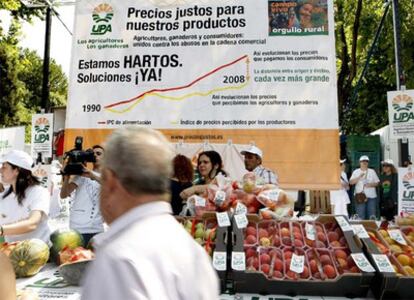 La Unión de Pequeños Agricultores regala en Madrid 10.000 kilos de fruta como protesta por el hundimiento de los precios en origen.