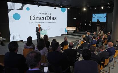 José Antonio Vega, director de Cinco Días, da la bienvenida a los asistentes al acto de entrega de los premios.