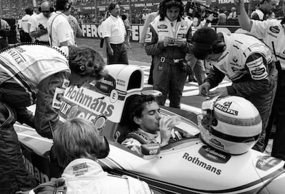 Ayrton Senna antes de empezar la carrera del Gran Premio de San Marino de 1994 donde perdió la vida tras estrellarse en la curva Tamburello durante la séptima vuelta. El piloto brasileño tenía 34 años.