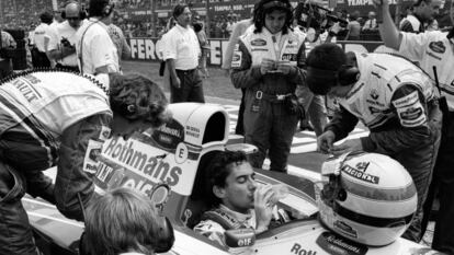 Ayrton Senna antes do início da corrida do Grande Prêmio de San Marino de 1994, onde perdeu a vida depois de seu carro se espatifar na curva Tamburello durante a sétima volta. O piloto tinha 34 anos.