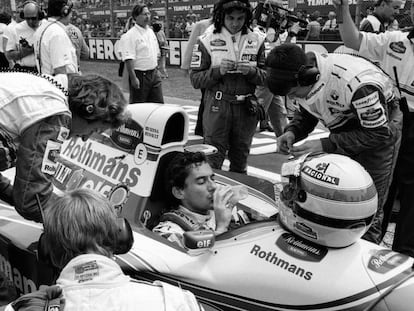 Ayrton Senna antes de empezar la carrera del Gran Premio de San Marino de 1994 donde perdió la vida tras estrellarse en la curva Tamburello durante la séptima vuelta. El piloto brasileño tenía 34 años.