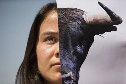 Una mujer sostiene una foto de un toro durante una protesta antitaurina en Madrid.