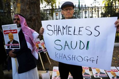 Protesta ante la Embajada saudí en Londres por el asesinato de Khashoggi.