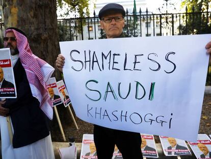 Protesta ante la Embajada saudí en Londres por el asesinato de Khashoggi.