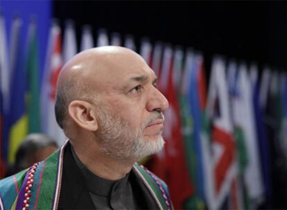 El presidente afgano, Hamid Karzai, acude a la reunión sobre su país.