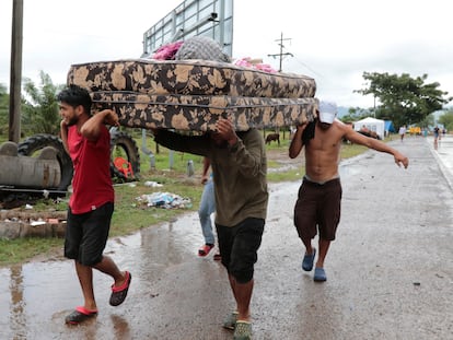 Un grupo de vecinos de San Manuel Cortés, en Honduras, evacúan sus casas el lunes antes de la llegada del huracán Iota.