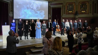 Foto de familia de los participantes en el concierto en homenaje a las víctimas de las residencias durante la pandemia, en el Ateneo de Madrid, este sábado.