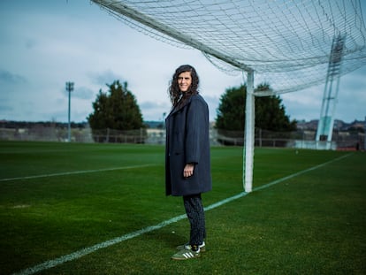 Montse Tomé posando en Las Rozas después de una entrevista para EL PAÍS.