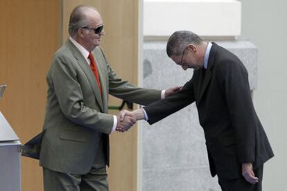El alcalde de Madrid saluda protocolariamente al Rey, con gafas de sol por motivos de salud.
