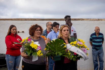 Una mujer llora durante el entierro de uno de los jóvenes migrantes fallecidos en aguas de El Hierro, este lunes en el cementerio de El Mocanal.