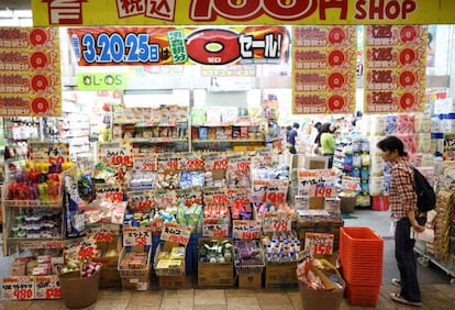 Una mujer ante una tienda en Okayama, Japón.