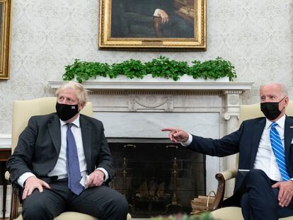 Joe Biden y Boris Johnson se prodigaron gestos amistosos en su reunión de este martes en la Casa Blanca.