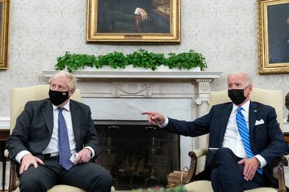 Joe Biden y Boris Johnson se prodigaron gestos amistosos en su reunión de este martes en la Casa Blanca.