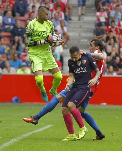 El delantero del FC Barcelona Francisco Alcácer (2d) y los jugadores del Sporting, Iván Cuéllar (i) y Fernando Amorebieta (d).