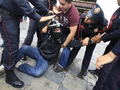 Un manifestante es detenido ayer, en la Ciudad de M&eacute;xico