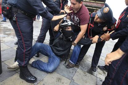 Un manifestante es detenido ayer, en la Ciudad de México