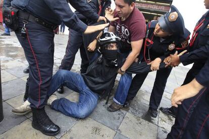 Un manifestante es detenido ayer, en la Ciudad de M&eacute;xico