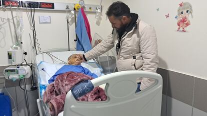 Céline Nassif, de tres años, herida en un bombardeo israelí, con su tío Hassan, en el hospital Dar al Amal de Duris, el 1 de noviembre de 2024.