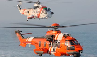 Dos helicópteros de Salvamento Marítimo.