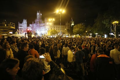 Seguidores del equipo blanco celebran la victoria en Cibeles.