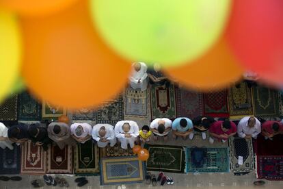 Los musulmanes oran durante el Eid al-Adha ('Celebración del sacrificio', una de las festividades más importantes para los musulmanes) fuera de la mezquita al-Seddik, en El Cairo (Egipto).