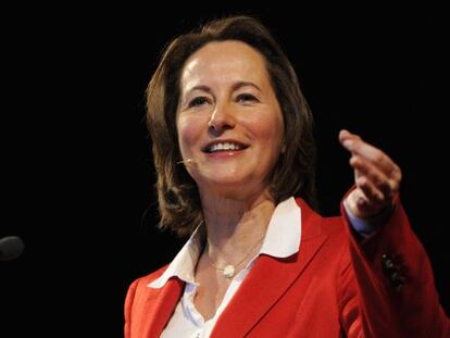 Segolene Royal, one of France&#039;s Socialist Party presidential primary candidates, speaks at a political rally in Paris, October 6, 2011.  REUTERS/Gonzalo Fuentes   (FRANCE - Tags: POLITICS ELECTIONS)