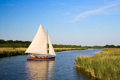 Los Broads son lagunas poco profundas que se abren entre vastas extensiones de páramos y marismas repartidas por los condados de Norfolk y Suffolk, en la costa este de Inglaterra. Hay unas 60 lagunas que desembocan en ríos como el Yare, el Bure o el Waveney formando una red de canales navegables que supera los 200 kilómetros. La travesía pasa por St. Benet’s Abbey, un monasterio fundado hacia el año 1000 por el rey Canuto, el legendario vikingo que conquistó Inglaterra y se convirtió en el primer rey del país unificado. <br><br> Más información: <a href="https://www.visitnorfolk.co.uk/" target="_blank"> visitnorfolk.co.uk</a>