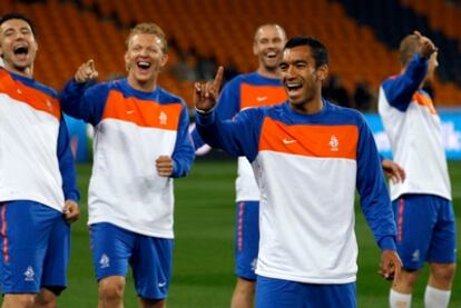 Giovanni van Bronckorst bromea con sus compañeros de la selección holandesa