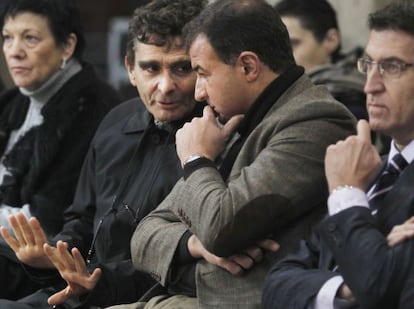 Adolfo Domínguez con Javier Guerra en febrero de 2011.