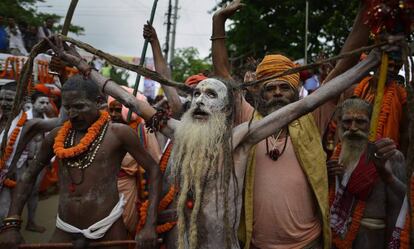 Varios santos hindúes participan en los rituales durante la celebración del festival Ambubachi en Guwahati, Assam, India.