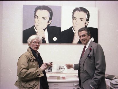 Andy Warhol y Fernando Vijande en la exposición 'Pistolas, Cuchillos, Cruces', de 1983.