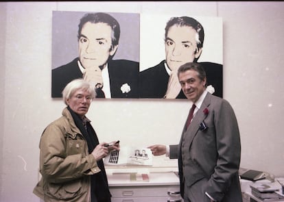 Andy Warhol y Fernando Vijande en la exposición 'Pistolas, Cuchillos, Cruces', de 1983.