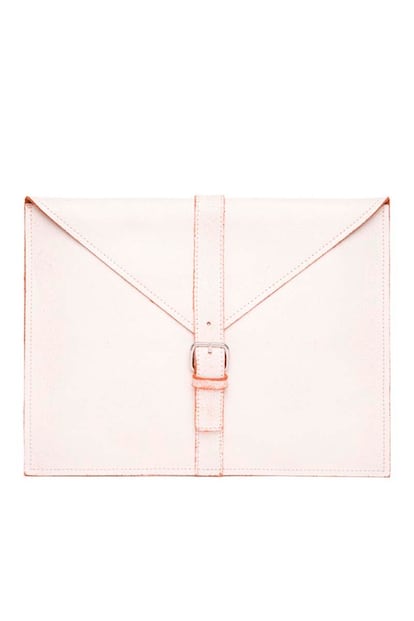 Bolso de mano en piel con hebilla y de color blanco, de Bimba y Lola (52 euros).