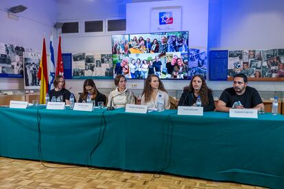 De izquierda a derecha, Maayan Sigal-Koren, Merav Mor Raviv, Rachel Peeled (traductora en la rueda de prensa), Naama Weinberg, Yulie Ben-Ami y Roberto Meyer. 