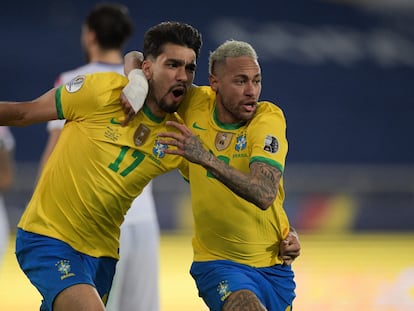 Lucas Paquetá y Neymar celebran el gol del triunfo.