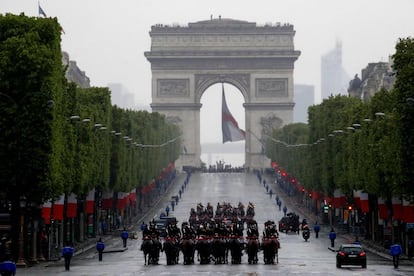 Los guardias republicanos a caballo bajan por la avenida de los Campos Elíseos el 8 de mayo de 2019 en París antes de la llegada del presidente francés durante las ceremonias que conmemoran el 74 aniversario de la victoria de la Segunda Guerra Mundial en Europa.