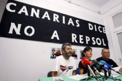 Los portavoces de los colectivos El Guincho Ecologistas, Pedro Hernández (i); de Ben Magec-Ecologistas en Acción, Esther Fresno; y de Latitud 28 Conciencia Cívica, Rafael Fuentes, durante una rueda de prensa que ofrecieron en Las Palmas de Gran Canaria en contra de las prospecciones de Repsol. EFE/Archivo