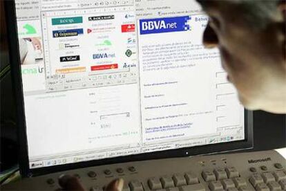 Un usuario de Internet, ante una pantalla en la que figuran ejemplos de correos estafa que afectan a las principales entidades bancarias españolas.
