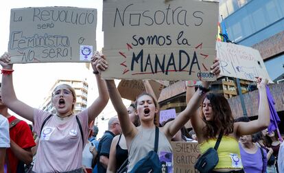 Concentración en Valencia en protesta contra la puesta en libertad de los miembros de La Manada.