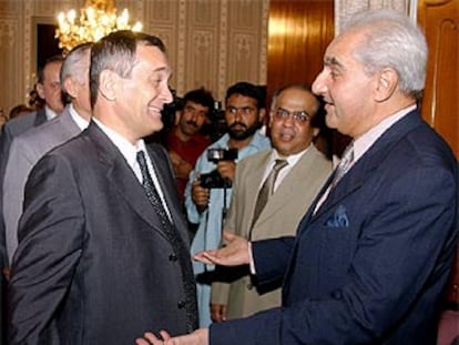 Un miembro de la diplomacia paquistaní da la bienvenida a Anatoly Safonov en Islamabad.