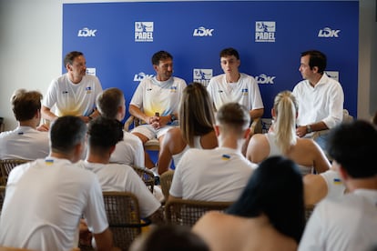 Serhii Synytsia, Augusto Expósito, Marko Bilyk y Santiago Hornedo participaron este jueves en Madrid en la presentación de la selección ucraniana para la Euro Cup Padel 2025. EFE/David Fernández.
