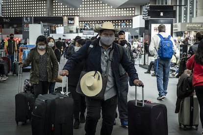 Se pidió a los pasajeros atender las indicaciones de las aerolíneas.