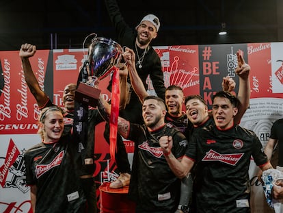 Los Black Panthers, el equipo dirigido por Israel B, los ganadores de Hot Spot, celebran el título.